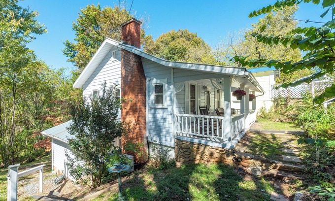 Mars Hill Cabaña | Clean, Conveniently Located, and Pet-Friendly in Mars Hill