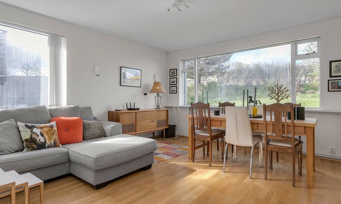 Hliðar Apartamento | Clean & Cosy Home in Trendy Quiet Green area of Reykjavik. Free private parking