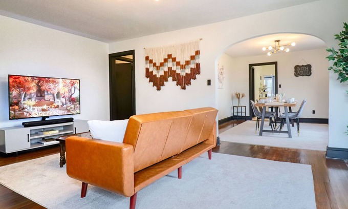 Bristol Casa | Clean, cozy house 2 min from Casino/DT + King beds