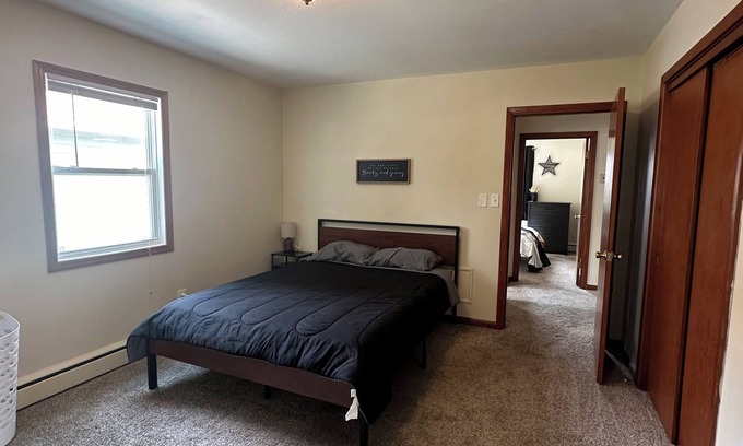 Bismarck Apartamento | Clean & Cozy Spacious Apartment