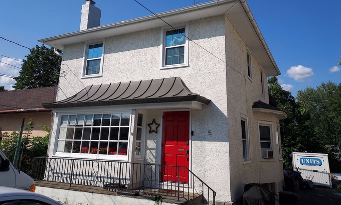 Glenside Casa | Clean, Crisp & Private with Roof Deck.
