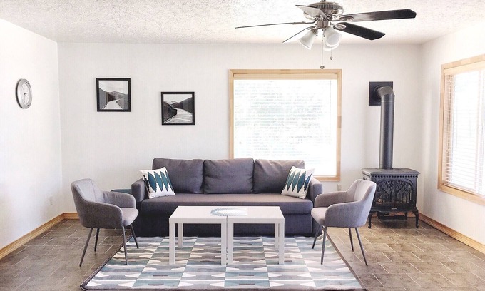 Mitchell Casa | Clean, fully stocked home in Mitchell.