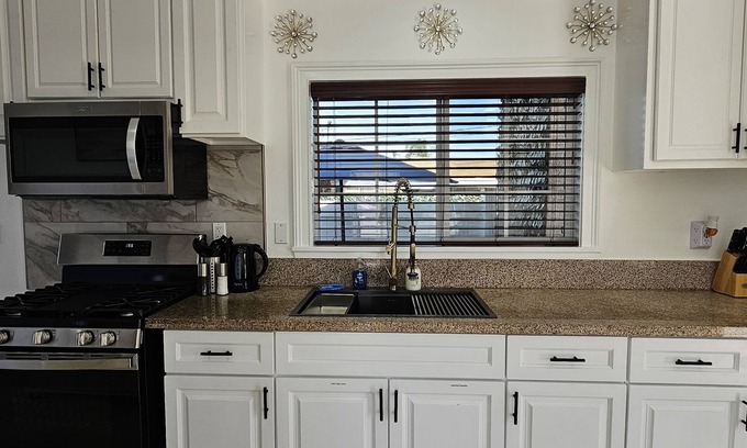 North Long Beach Casa | Clean, Gym, Great for Cruise Line & Convention Ctr. Lots of Parking.