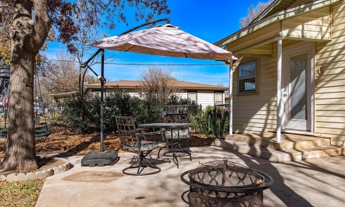 Over Place Area Casa | Clean & Happy beachvibes! Great yard & Firepit out back! Some pets welcome!