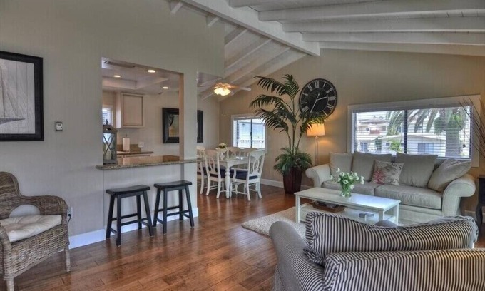 Corona del Mar Condominio | Lindo y limpio - Cerca de CDM Beach / Village, A / C y Garage