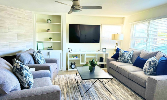 Corona del Mar Condominio | Clean Home Close to Beach/Village