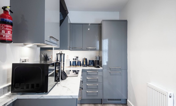 Bury Apartamento | Clean Lines & Cozy Vibes: Refined 2BR Flat in Bury