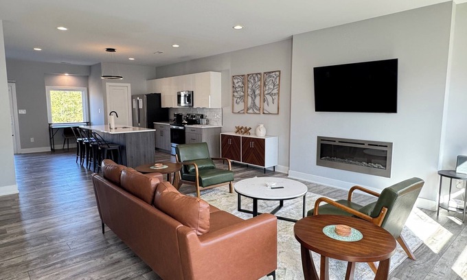 Lynchburg Casa | Clean luxury home near Liberty University and downtown. Quiet neighborhood,