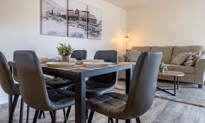 Cody Casa | Clean, Modern! 3 Bedrooms, River, Downtown