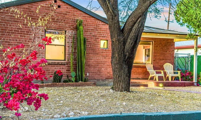 Samos Casa | Clean Modern Centrally Located Home - 5 mins to UofA & Downtown