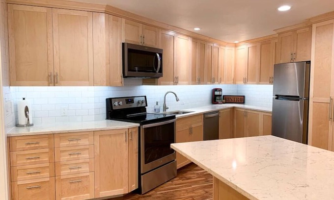 Western Apartamento | Clean, Modern Guest Suite in the Hills with Large Kitchen and Private Deck