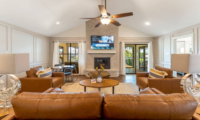 North Richland Hills Casa | Clean, modern, luxury 4 bed room home on the water with pingpong table/Smart TVs