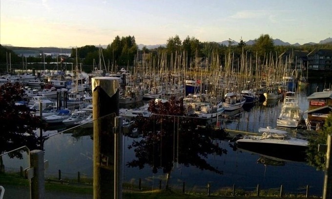 Ucluelet Condominio | Amplio, moderno y bien configurado condominio Harborside moderno en Ucluelet relajante