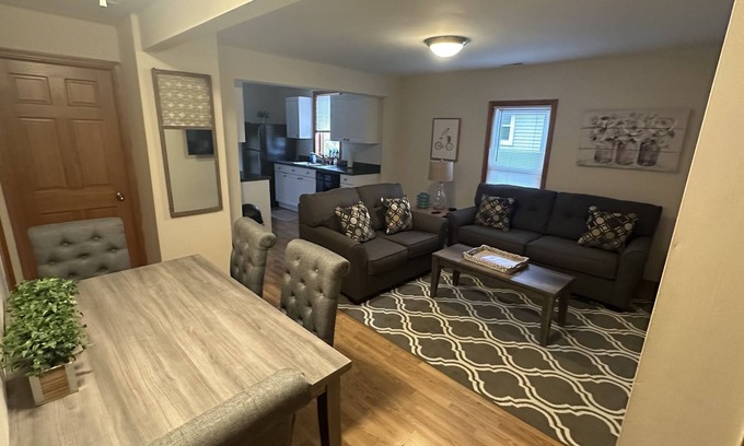 Libertyville Apartamento | Clean Newly remodeled 2 bedroom apartment