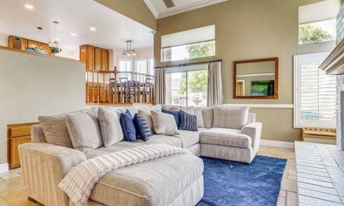 Tracy Casa | Clean, old fashion, pet-friendly, beautiful spacious 4-bedroom home in Tracy