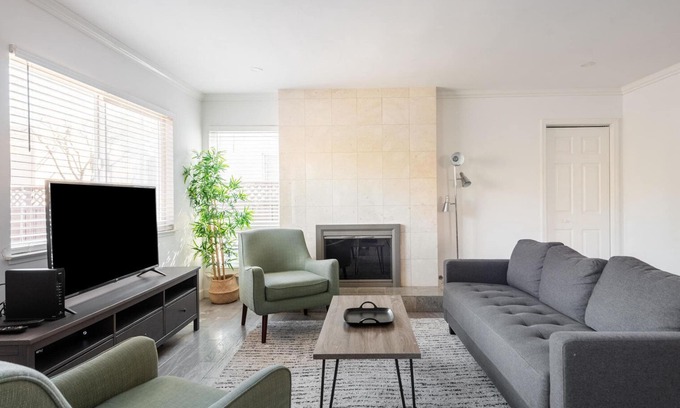 Downtown North Casa | Clean Palo Alto 3BR w/ Backyard, nr Caltrain & Dining, by Blueground