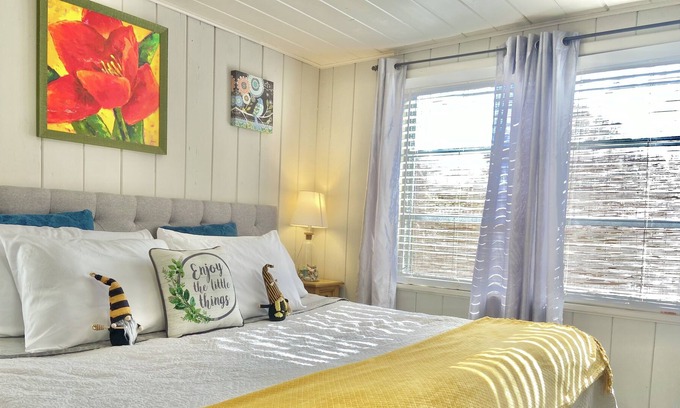 Bayou Oaks Cabaña | Clean peaceful cottage