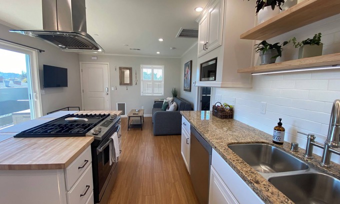 Burbank Condominio | Clean Penthouse with Balcony