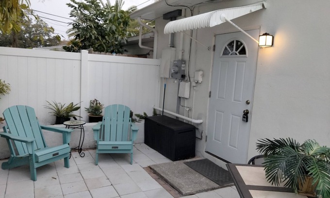 Disston Heights Apartamento | Clean, Queen, Kitchenette, Private Patio with Seating & Dining, On-Site Parking.