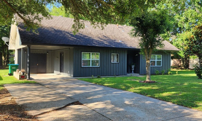 Kreole Casa | Clean, Spacious, 3BR 2BA, Handicap Access