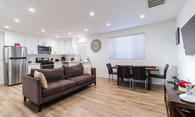 North Hollywood Casa | Hermosa casa nueva de 2 camas / 2 baños