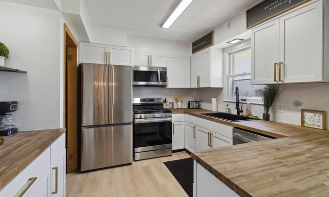 Joslyn Castle Casa | Clean Stylish Omaha Midtown Abode