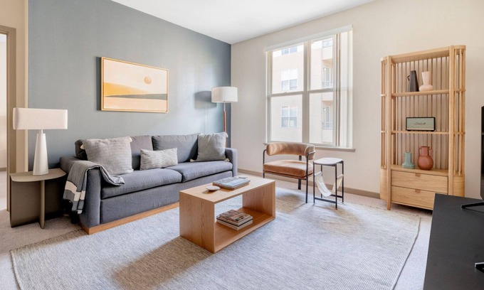 Contra Costa Centre Apartamento | Clean Walnut Creek 2BR w/ Sundeck, Pool & Gym, nr BART, by Blueground