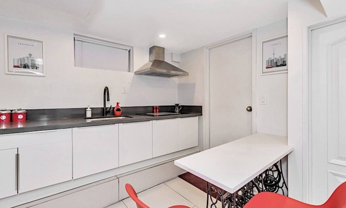 East Danforth Casa | Limpio, blanco, brillante y cerca del metro Woodbine