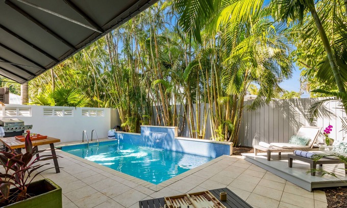 White St. Gallery Casa | CLEAR SKIES ~ Well Appointed 3 Bedroom, 2 Bath Home with Pool!