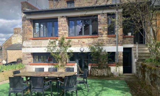 Clecy Casa | Clécy center, 10 min walk from the banks of the Orne .4 to 10 people adjustable rates