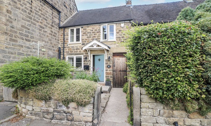 Crich Cabaña | CLEMATIS COTTAGE, pet friendly, with a garden in Crich
