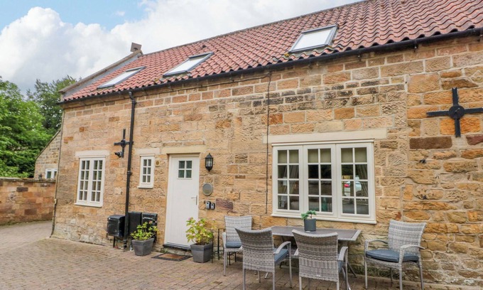 Sandsend Cabaña | CLEMATIS COTTAGE, pet friendly, character holiday cottage in Whitby