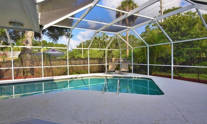 Arlington Park Casa | Clematis House near Arlington Park with Heated Pool