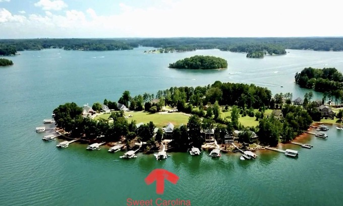 Seneca Casa | ¡Bienvenidos fanáticos de Clemson! ¡Esta temporada te espera tu fin de semana en la casa del lago! ¡VAMOS TIGRES!