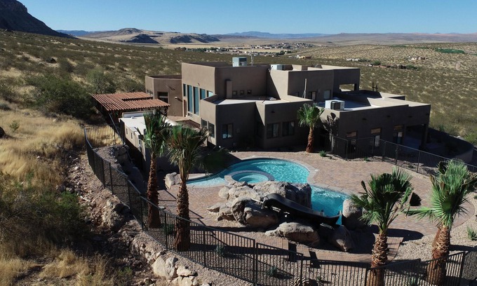 Hurricane Casa | Cliff Dwellers A Spectacular 5 Bedroom home just east of Sand Hollow Reservoir