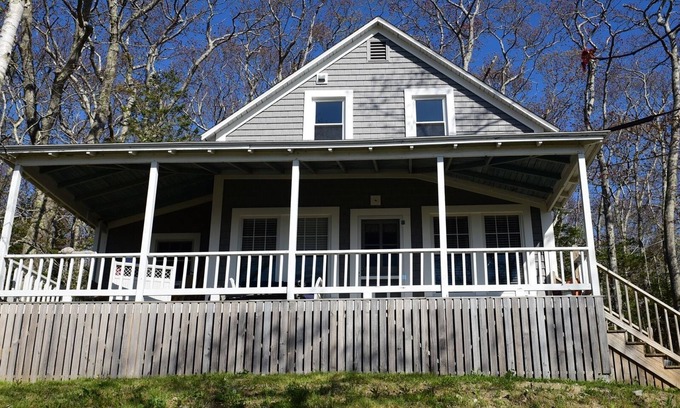 Chamberlain Casa | Cliffhanger Cottage- Perched high on a hill overlooking the open ocean