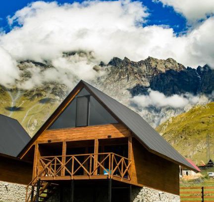 Stepantsminda Chalet De Esquí | Cliffside cottage Kazbegi