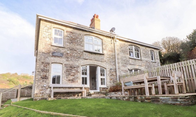 Trebarwith Strand Cabaña | CLIFFSIDE, family friendly, character holiday cottage in Tintagel