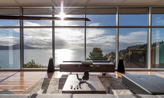 Port Orford Casa | Cliffside Glass House Ocean Views Hot Tub Gym