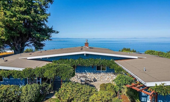 Port Angeles East Casa | Cliffside Rest, w/ Oceanfront Views near Olympic National Park + Jacuzzi & Grill