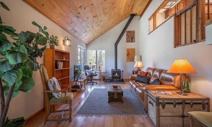 Tahoe National Forest Cabina | Cliffside Retreat with River Views and Starry Skies