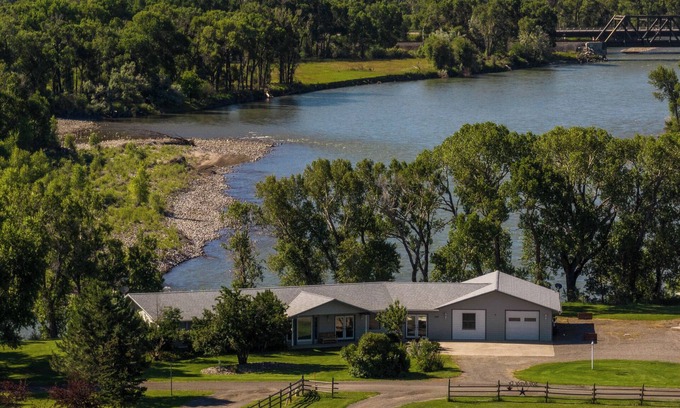 Livingston Casa | Clifftop Lookout on the Yellowstone - Stunning Views of the Yellowstone River