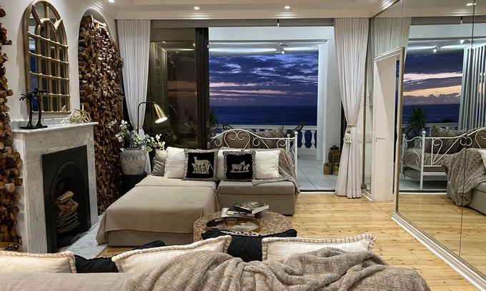 Plumstead Apartamento | Clifton YOLO Spaces - Clifton Beachfront Dream