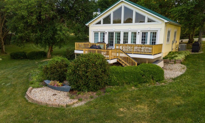 Lane Cabaña | Clinton Lake Vacation Rentals.Charlie’s Lakeside Cottage!! Beautiful lake views!