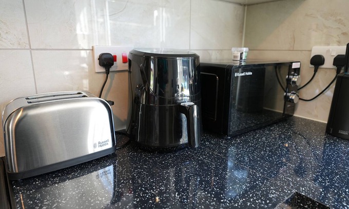 Taplow Cabaña | Cliveden Stud Cottage w/HotTub near Cliveden Trust on Ex-Racing Horse Grounds