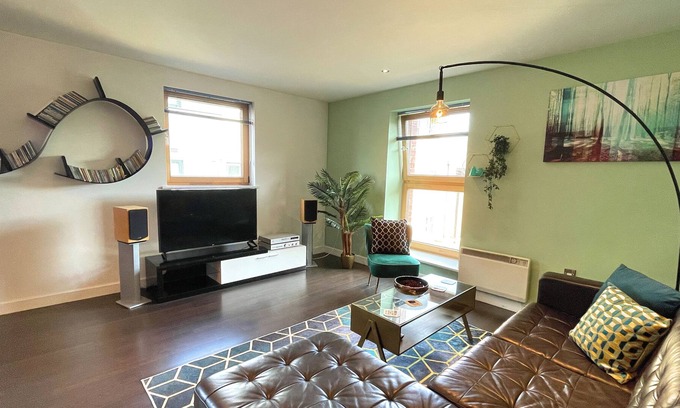 Sheffield Apartamento | Clock Tower Apt with Terrace & Parking