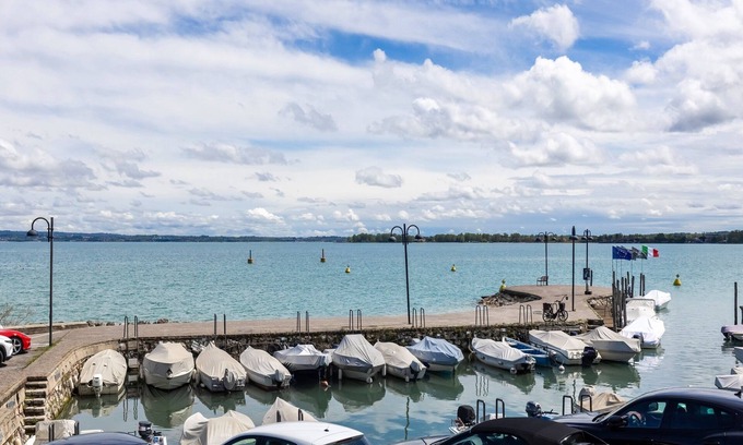 Colombare Apartamento | Cloistered Apartment in Sirmione near Lake
