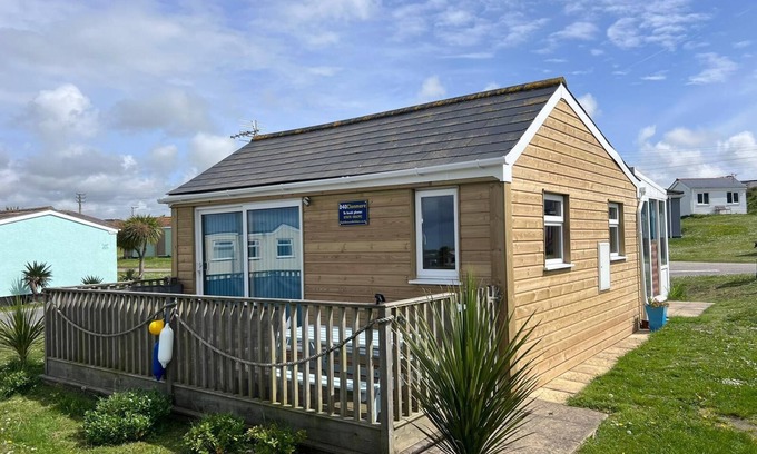 Hayle Chalet De Esquí | Clonmore 5 min walk to Hayle Beach. 2 bedroom chalet, conservatory and veranda