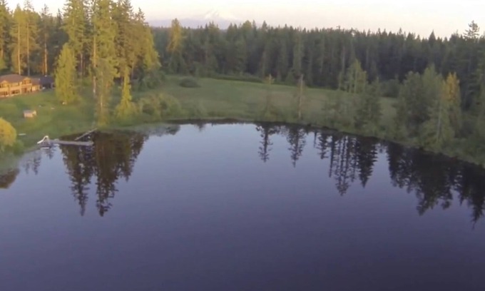 Renton Casa | Close-in Beautiful Retreat: Gran entorno privado frente al lago, estilo Lodge