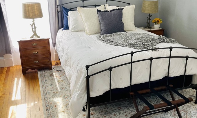 Ellsworth Apartamento | Close to Acadia and a short walk to downtown Ellsworth's restaurants and trails.